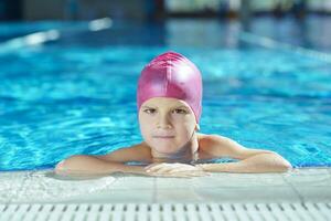 contento bambino su nuoto piscina foto