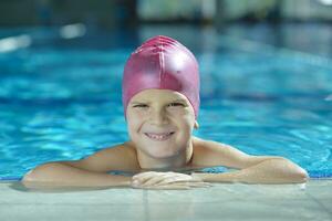 contento bambino su nuoto piscina foto