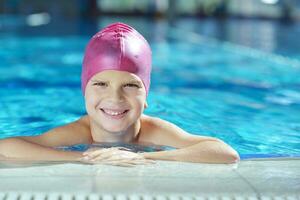 contento bambino su nuoto piscina foto