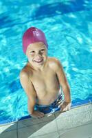 contento bambino su nuoto piscina foto