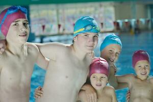 contento bambini a nuoto piscina foto