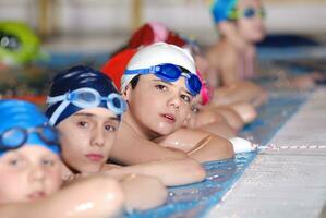 .bambini in serie in piscina foto