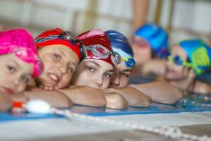 .bambini in serie in piscina foto