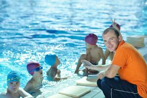 gruppo di bambini felici in piscina foto