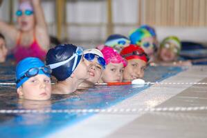 .bambini in serie in piscina foto