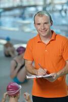 contento bambini a nuoto piscina foto