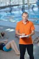 gruppo di bambini felici in piscina foto