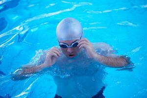 esercizio del nuotatore sulla piscina coperta foto