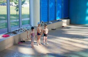 chil gruppo a nuoto piscina foto