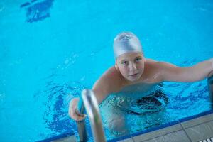 bambino in piscina foto