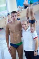 bambino gruppo a nuoto piscina scuola classe foto