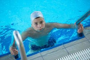 bambino in piscina foto