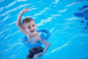 bambino in piscina foto