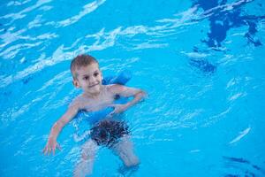 bambino in piscina foto