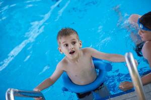 bambino in piscina foto