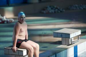 ritratto di bambino sulla piscina foto