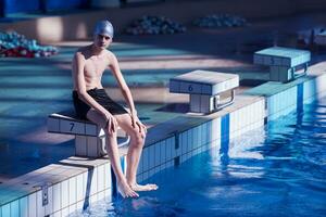 ritratto di bambino sulla piscina foto