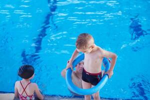 bambino in piscina foto