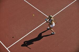 giovane donna giocare a tennis all'aperto foto