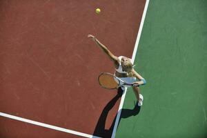 giovane donna giocare a tennis foto