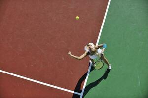 giovane donna giocare a tennis all'aperto foto