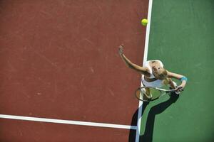 giovane donna giocare a tennis foto