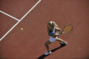 giovane donna giocare a tennis foto