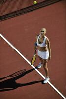 giovane donna giocare a tennis all'aperto foto