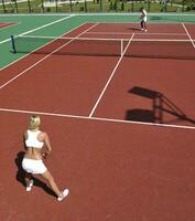 giovane donna giocare a tennis all'aperto foto