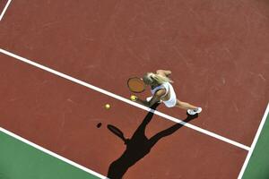 giovane donna giocare a tennis all'aperto foto