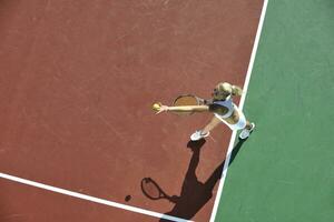 giovane donna giocare a tennis all'aperto foto