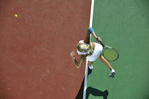 giovane donna giocare a tennis all'aperto foto