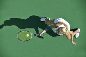 giovane donna giocare a tennis all'aperto foto