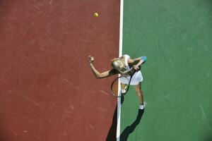 giovane donna giocare a tennis all'aperto foto