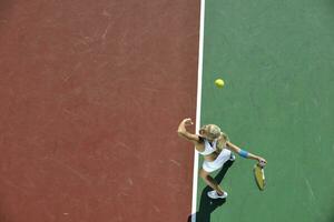 giovane donna giocare a tennis all'aperto foto