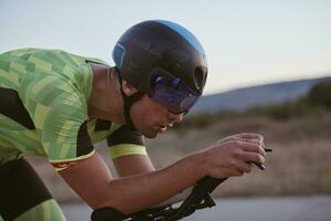 atleta di triathlon in sella a una bicicletta foto