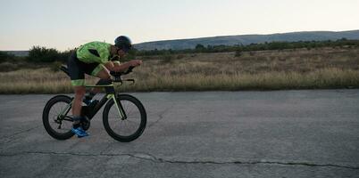 atleta di triathlon in sella a una bicicletta foto