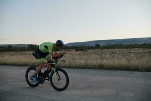 atleta di triathlon in sella a una bicicletta foto