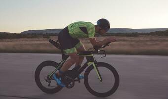 atleta di triathlon in sella a una bicicletta foto