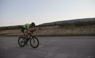 atleta di triathlon in sella a una bicicletta foto