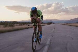 atleta di triathlon in sella a una bicicletta foto