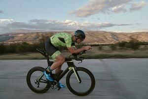 atleta di triathlon in sella a una bicicletta foto