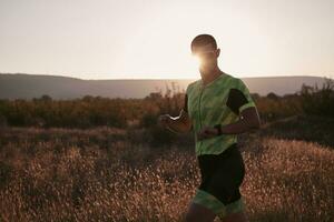 atleta di triathlon che corre durante l'allenamento mattutino foto