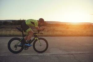 atleta di triathlon in sella a una bicicletta foto