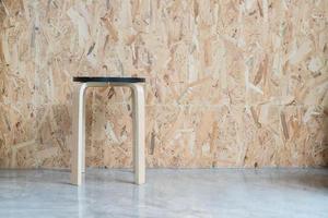 sedia moderna con fondo in legno in soggiorno foto