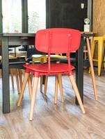 moderna decorazione d'interni sedia rossa nel soggiorno