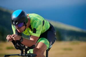 bici da corsa per atleta di triathlon foto