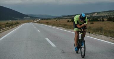 bici da corsa per atleta di triathlon foto