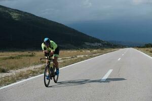 bici da corsa per atleta di triathlon foto