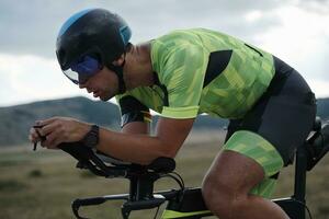 bici da corsa per atleta di triathlon foto